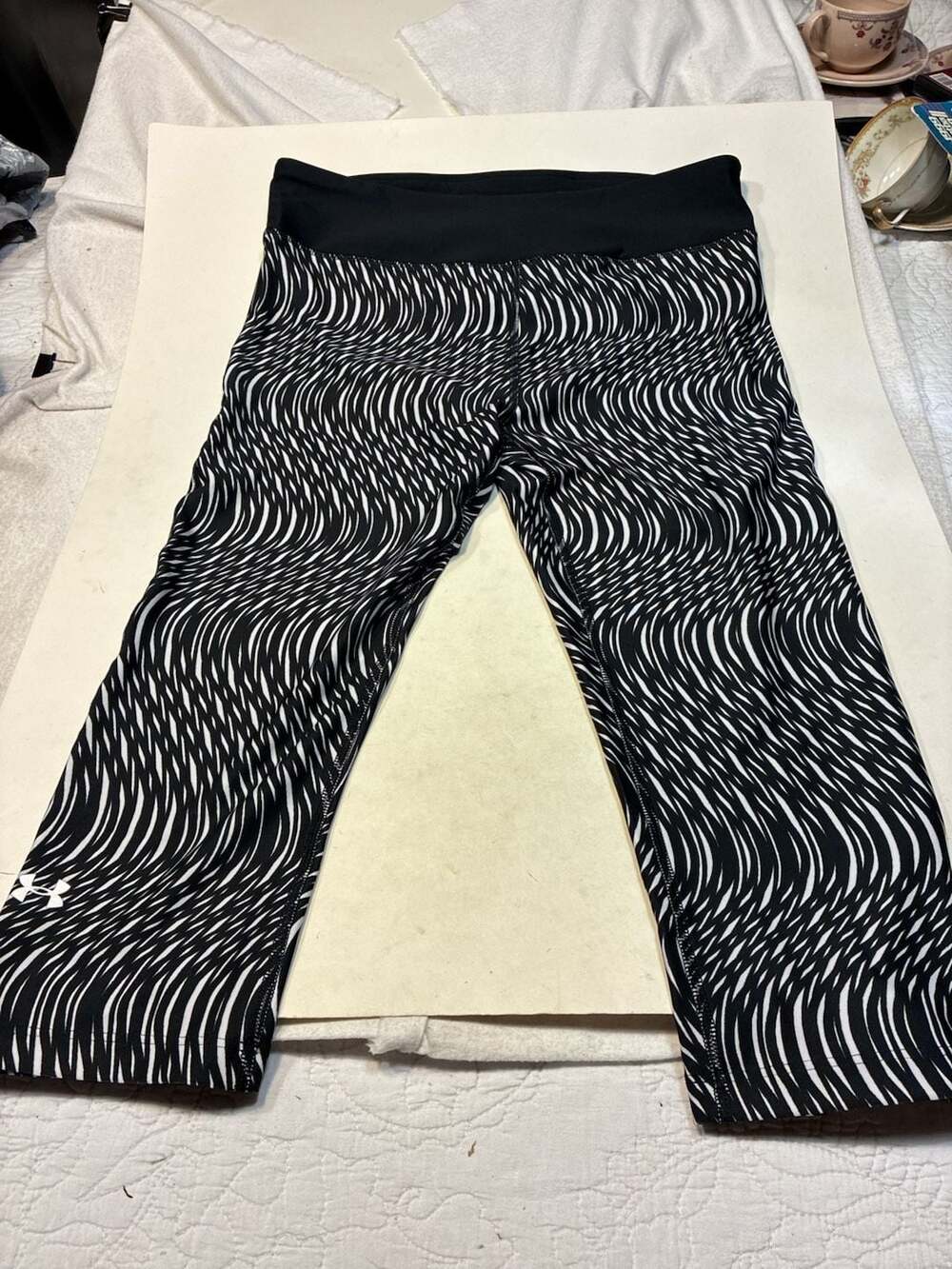 Under Armour Heatgear Capri Leggings Size LG Black White Swirly